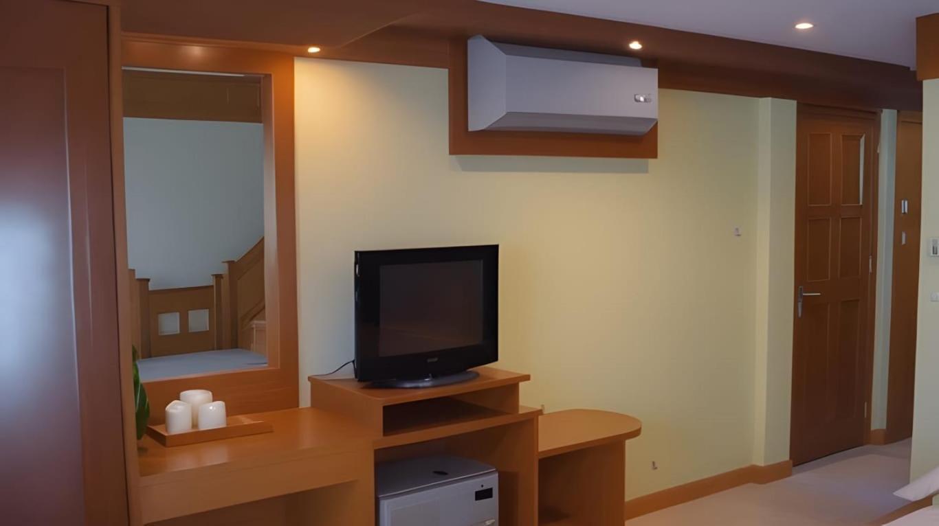 Hack Patong Beach Hotel Room photo